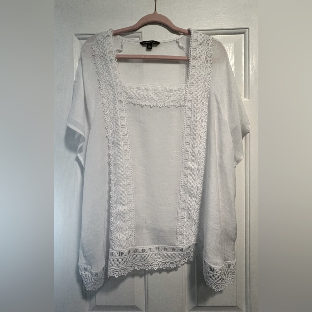 NWOT-Zac and Rachel white short sleeve top in size 2X.